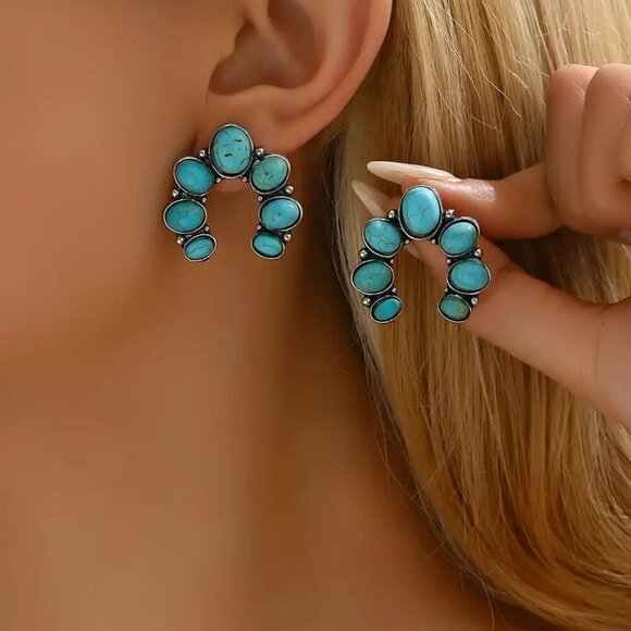 Jewelry - NEW Pair of BOHO turquoise flower earrings, turquoise jewelry, stud earrings
